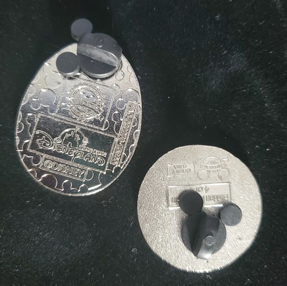 2 Disney Pins Donald Duck Upside Down Egg & Feet - Picture 5 of 6